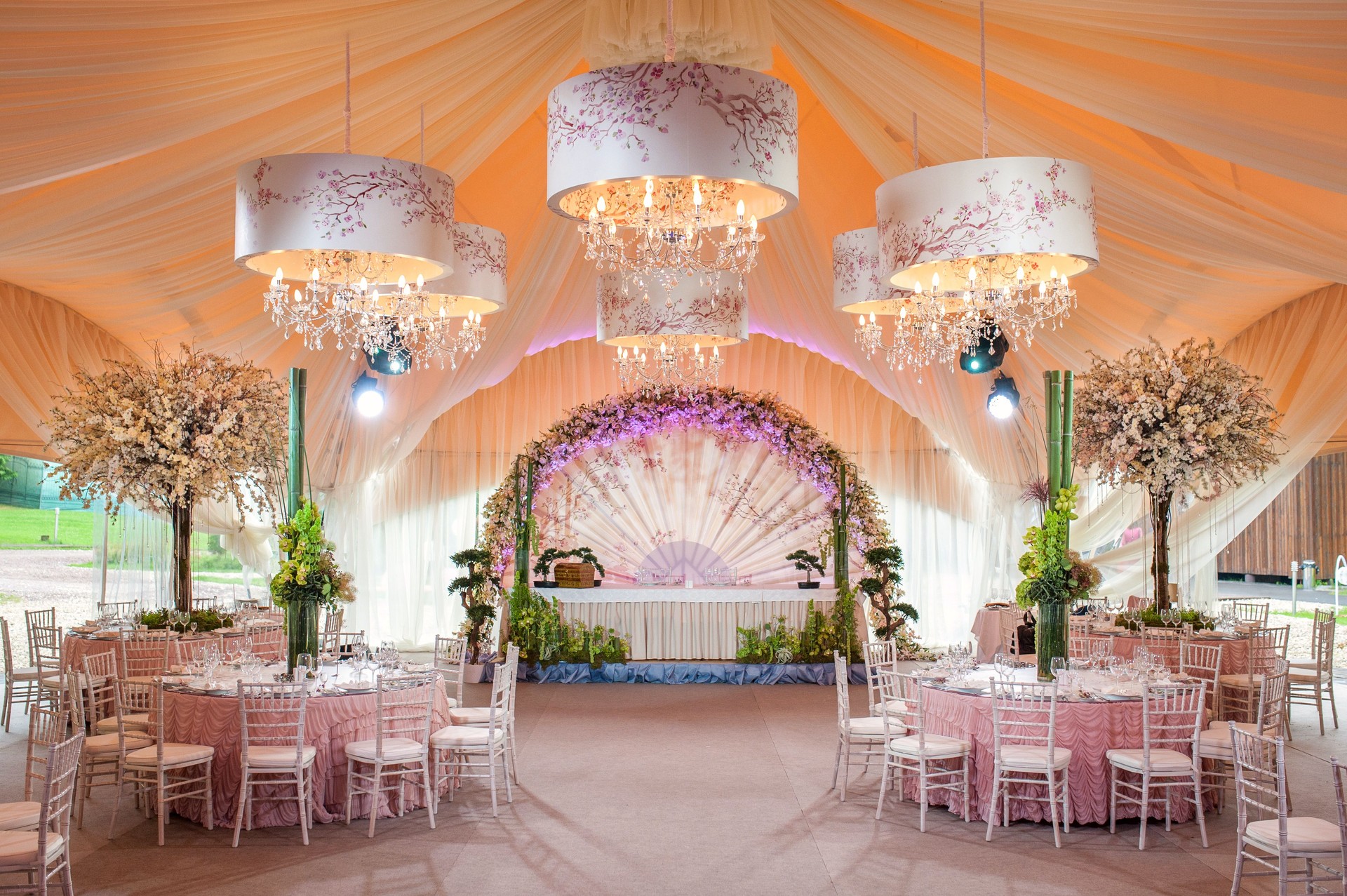 Disposición de la mesa para una recepción de bodas o un evento